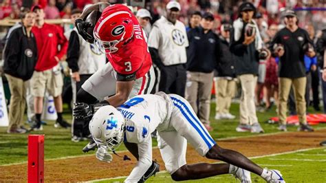 Ethan Offutt: UGA 28, UK 17. Two undefeated teams meet in Athens this weekend for what will likely decide the victor of the SEC East. Kentucky has been on the perimeter of contending with Georgia ...